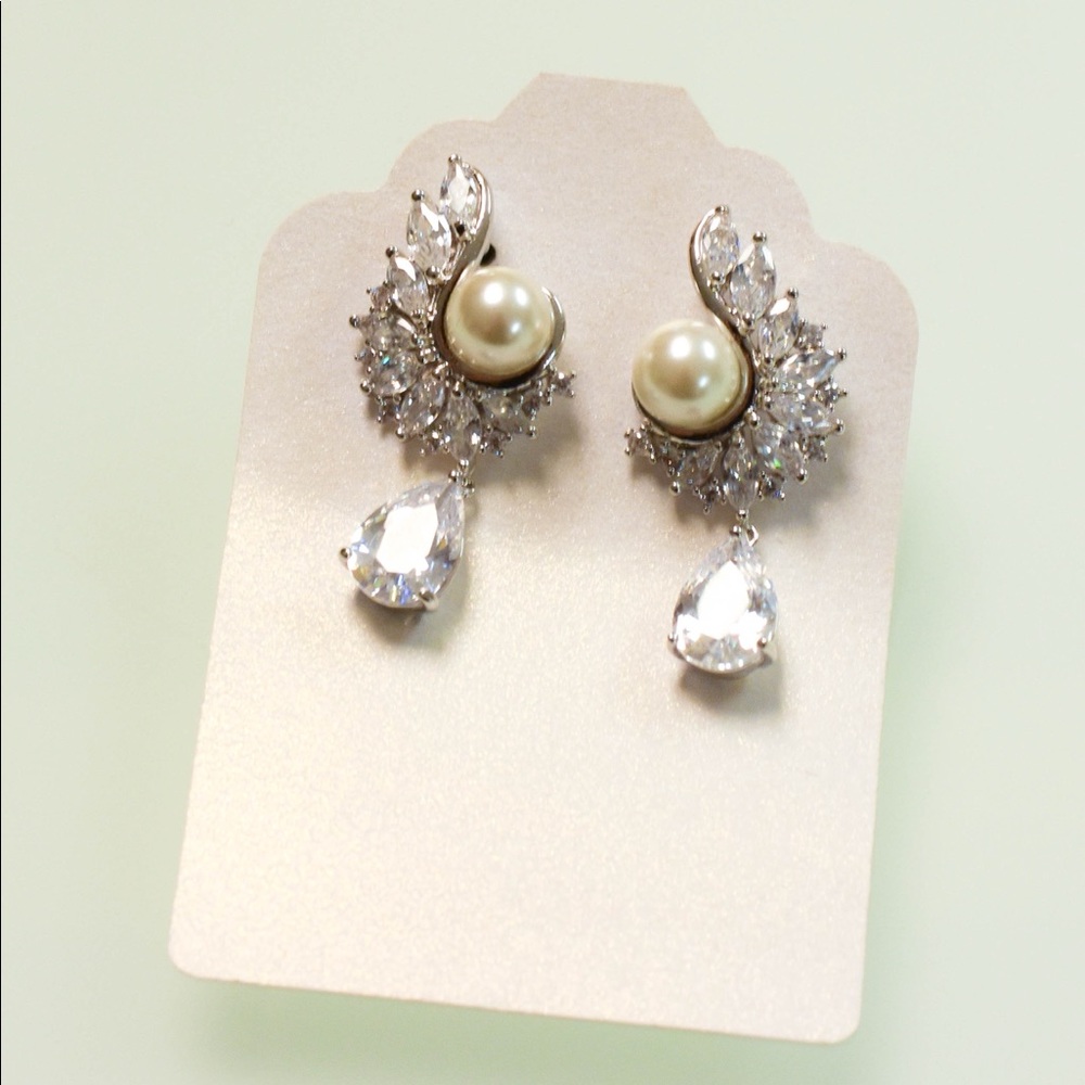 NWT-Crystal and Pearl w/Tear Drop #ME-4101